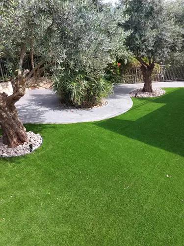 התקנת דשא סינתטי בגינה ציבורית